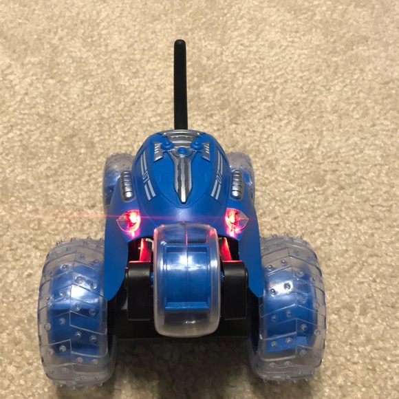 Thunder tumbler RC car - Picture 4 of 7